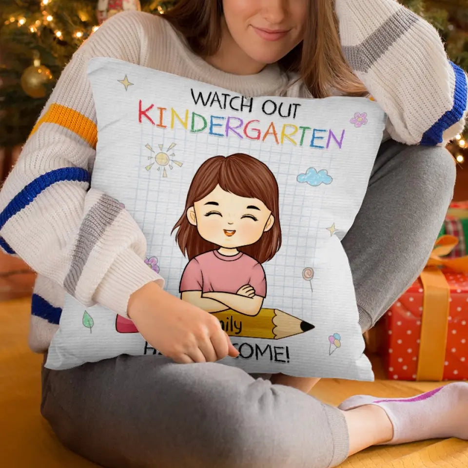 Attention maternelle, j'arrive - Coussin enfant personnalisé - Cadeau pour enfant, cadeau de rentrée scolaire