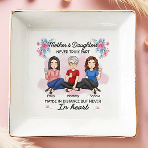 Nous sommes peut-être à distance, mais jamais dans le cœur - Plat à bijoux personnalisé pour la famille - Cadeau pour maman, fille