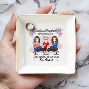 Nous sommes peut-être à distance, mais jamais dans le cœur - Plat à bijoux personnalisé pour la famille - Cadeau pour maman, fille