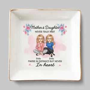 Nous sommes peut-être à distance, mais jamais dans le cœur - Plat à bijoux personnalisé pour la famille - Cadeau pour maman, fille
