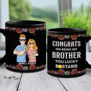 Nous nous battons, mais nous ne pouvons pas vivre l'un sans l'autre - Tasse noire personnalisée pour la famille - Cadeau pour les membres de la famille, les frères et sœurs