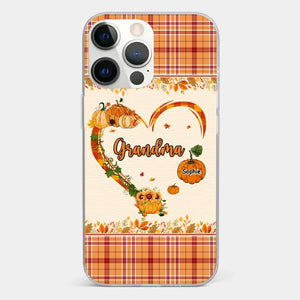 Passer du temps en famille, c'est comme se détendre au potiron par une fraîche journée d'automne - Coque de téléphone transparente personnalisée pour la famille - Cadeau d'automne pour grand-mère