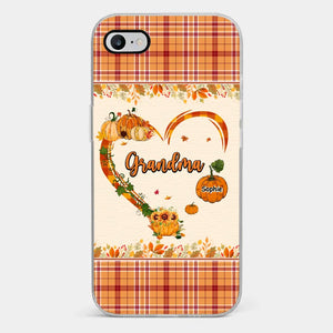 Passer du temps en famille, c'est comme se détendre au potiron par une fraîche journée d'automne - Coque de téléphone transparente personnalisée pour la famille - Cadeau d'automne pour grand-mère