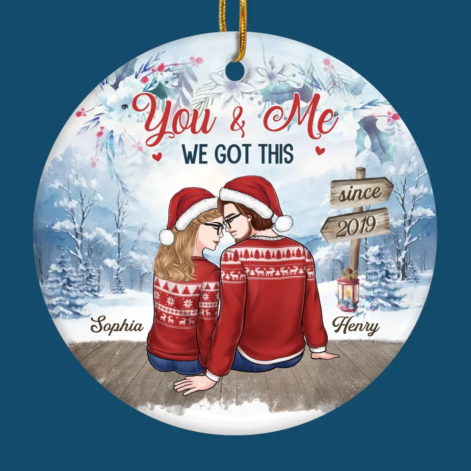 Notre amour brille plus fort que toutes les lumières de Noël - Ornement personnalisé pour couple - Forme ronde en céramique - Cadeau de Noël pour mari et femme, anniversaire