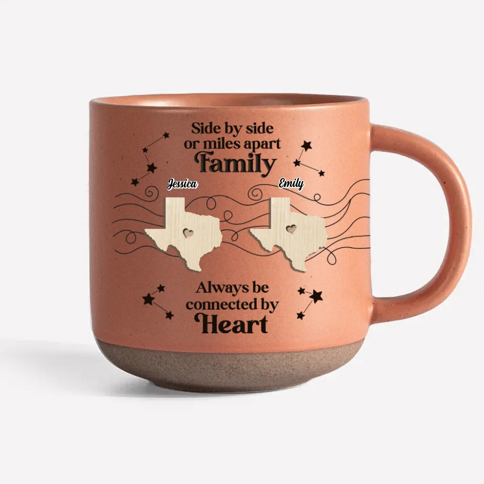 La famille ne se définit pas par la distance, mais par l'amour - Mug personnalisé en céramique imprimé pour la famille - Cadeau de Noël pour les membres de la famille