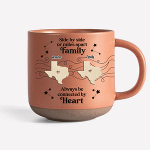 La famille ne se définit pas par la distance, mais par l'amour - Mug personnalisé en céramique imprimé pour la famille - Cadeau de Noël pour les membres de la famille