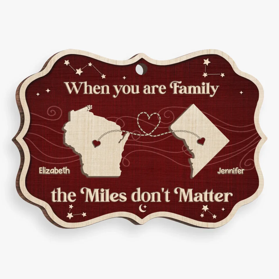 La distance peut nous séparer physiquement, mais notre amour nous maintient connectés - Ornement personnalisé familial - Forme Benelux en bois - Cadeau de Noël pour les membres de la famille