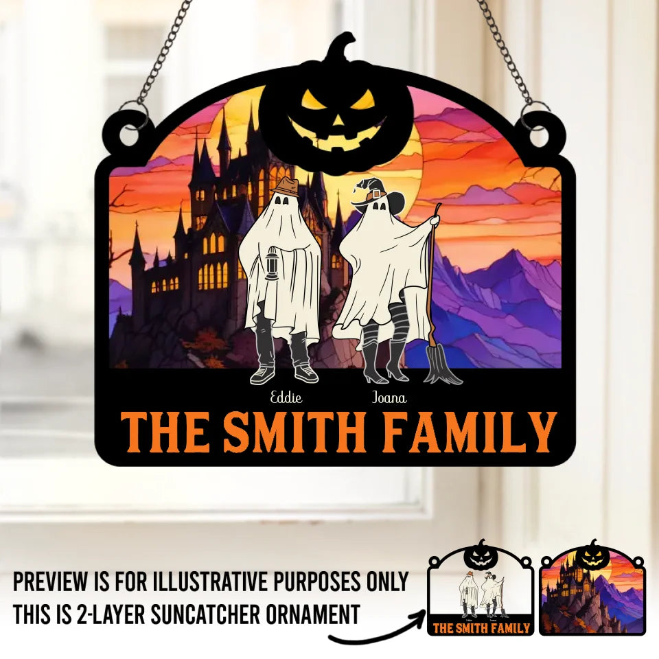 Nous nous cachons dans les murs, rampons dehors à minuit - Attrape-soleil personnalisé à suspendre à la fenêtre de la famille - Cadeau d'Halloween pour les membres de la famille