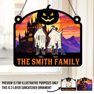 Nous nous cachons dans les murs, rampons dehors à minuit - Attrape-soleil personnalisé à suspendre à la fenêtre de la famille - Cadeau d'Halloween pour les membres de la famille