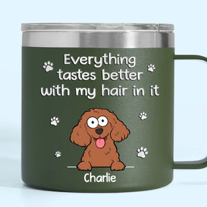 Tout a meilleur goût avec nos poils dedans - Gobelet personnalisé en acier inoxydable de 14 oz avec poignée pour chien - Cadeau de Noël pour les propriétaires d'animaux et les amoureux des animaux