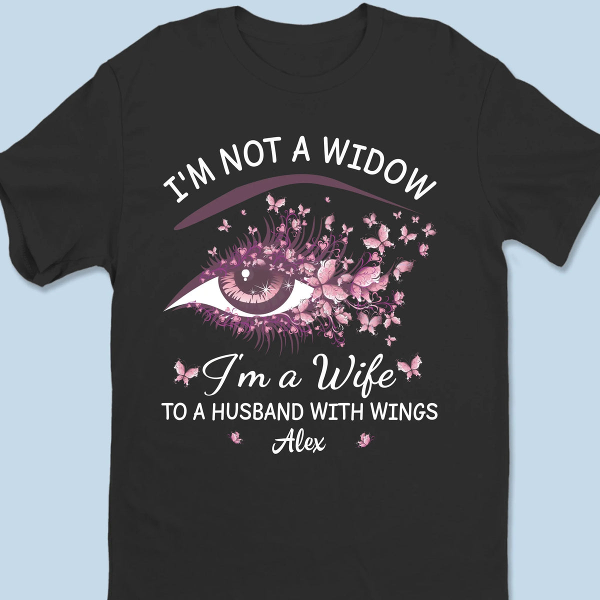Je ne suis pas veuve - T-shirt unisexe personnalisé commémoratif, t-shirt premium, sweat à capuche - Cadeau de condoléances pour les membres de la famille