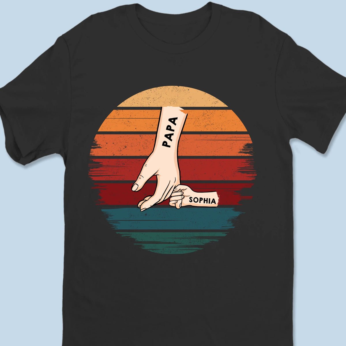 Vos fauteurs de troubles préférés vous tiennent la main pour toujours - T-shirt unisexe personnalisé pour la famille, T-shirt premium, sweat à capuche - Fête des pères, cadeau pour papa, grand-père