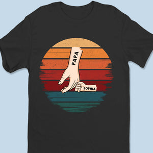 Vos fauteurs de troubles préférés vous tiennent la main pour toujours - T-shirt unisexe personnalisé pour la famille, T-shirt premium, sweat à capuche - Fête des pères, cadeau pour papa, grand-père