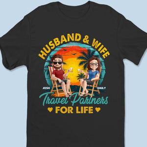 Couples qui voyagent ensemble - T-shirt unisexe personnalisé, haut de gamme, sweat à capuche - Cadeau de vacances d'été pour mari, femme, anniversaire, amoureux du voyage