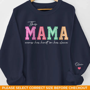 Un jardin d'amour pousse dans le cœur d'une grand-mère - Sweat-shirt unisexe personnalisé avec motif sur la manche - Cadeau pour maman et grand-mère