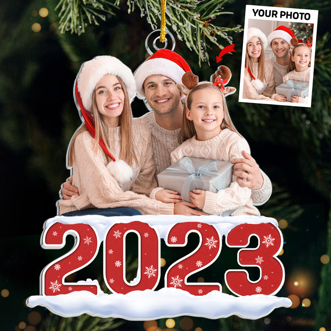 Photo personnalisée Il n'y a pas d'endroit comme l'étreinte de notre famille - Ornement personnalisé personnalisé pour la famille - Forme personnalisée en acrylique - Cadeau de Noël pour les membres de la famille