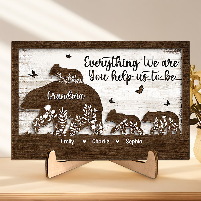 Tout ce que nous sommes, vous nous aidez à l'être - Plaque en bois personnalisée à 2 couches avec support - Cadeau de pendaison de crémaillère pour maman, grand-mère