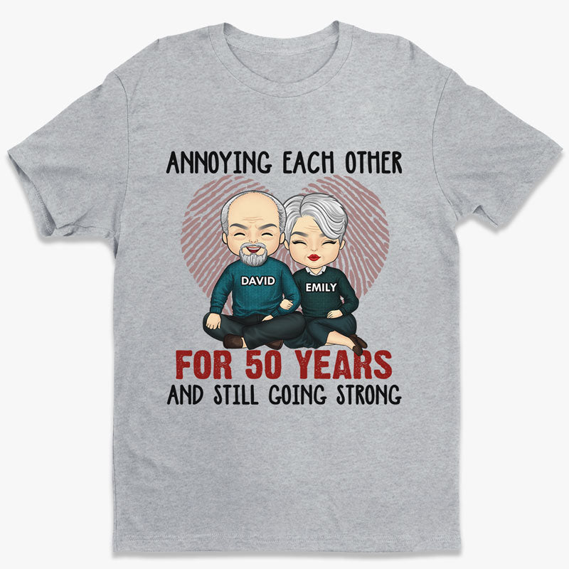 S'agacer mutuellement pendant de nombreuses années - Cadeaux d'anniversaire, cadeau pour couples, mari et femme - T-shirt unisexe personnalisé