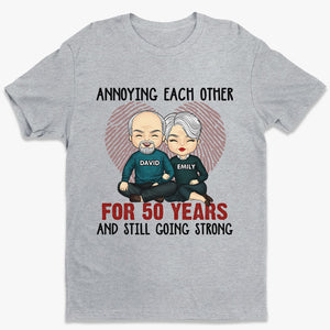 S'agacer mutuellement pendant de nombreuses années - Cadeaux d'anniversaire, cadeau pour couples, mari et femme - T-shirt unisexe personnalisé