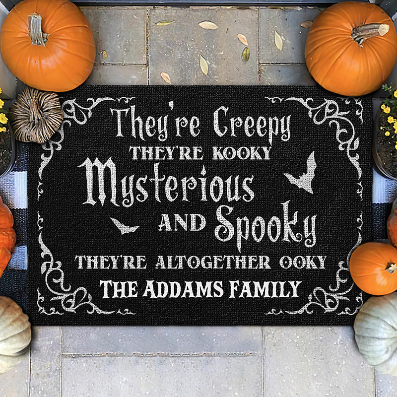 Ils sont effrayants, ils sont fous - Tapis décoratif personnalisé pour la maison - Cadeau d'Halloween pour les membres de la famille