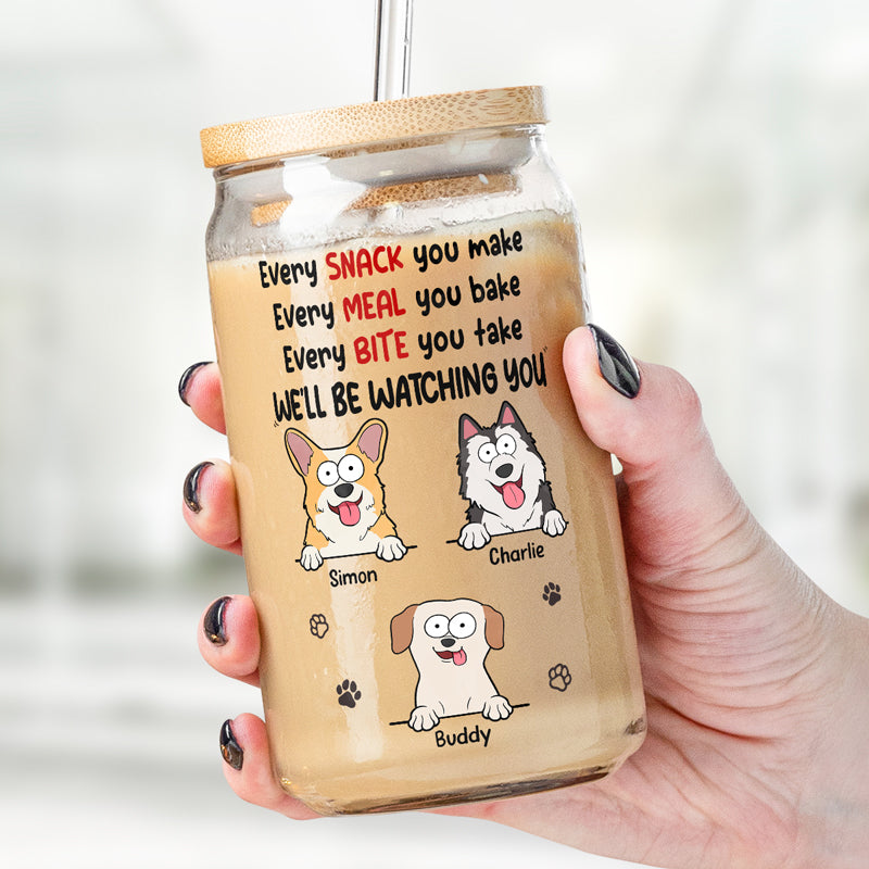 Chaque collation que vous préparez, nous vous surveillerons - Tasse en verre personnalisée pour chien, tasse à café glacé - Cadeau pour les propriétaires d'animaux de compagnie, les amoureux des animaux