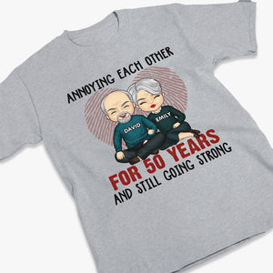 On s'ennuie depuis des années, mais ça continue ! - Cadeaux d'anniversaire, cadeaux pour couples, mari et femme - T-shirt unisexe personnalisé