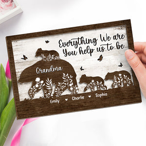 Tout ce que nous sommes, vous nous aidez à l'être - Plaque en bois personnalisée à 2 couches avec support - Cadeau de pendaison de crémaillère pour maman, grand-mère