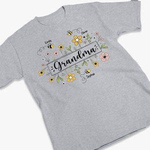 Les bras d'une mère sont faits de tendresse - T-shirt, sweat à capuche et sweat-shirt unisexe personnalisé pour la famille - Cadeau pour maman, grand-mère
