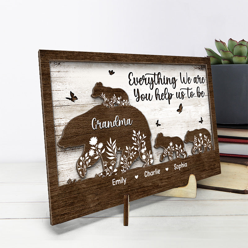 Tout ce que nous sommes, vous nous aidez à l'être - Plaque en bois personnalisée à 2 couches avec support - Cadeau de pendaison de crémaillère pour maman, grand-mère