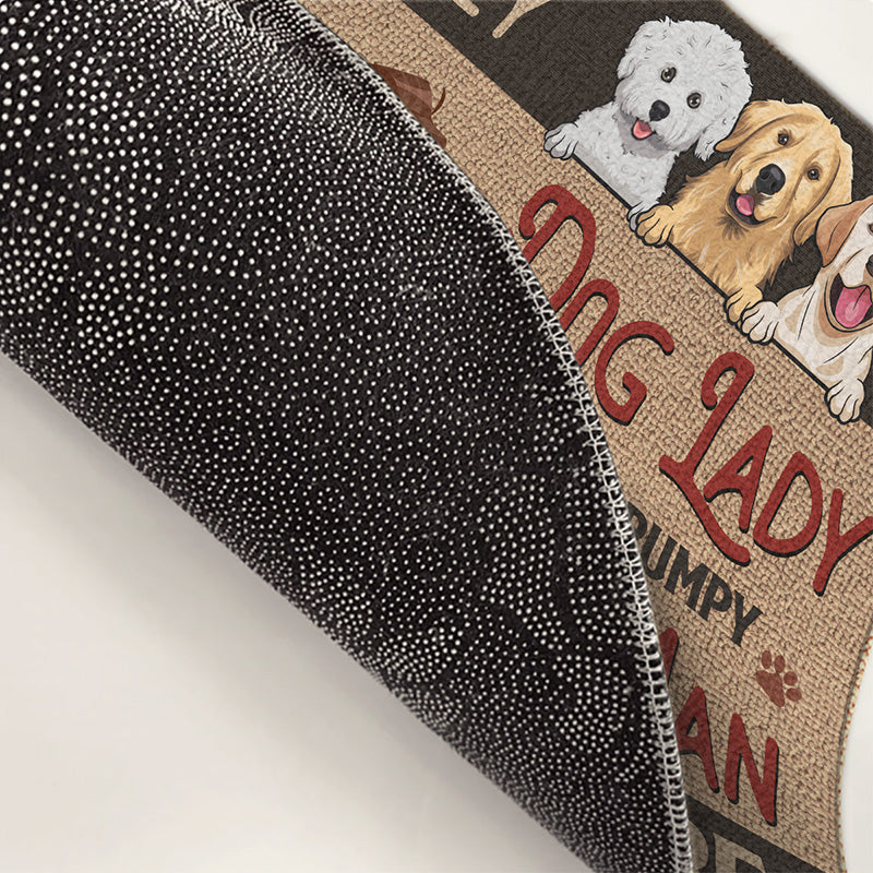 Une chienne folle et un vieil homme grincheux vivent ici - Tapis décoratif personnalisé pour chien - Cadeau pour propriétaires d'animaux et amoureux des animaux