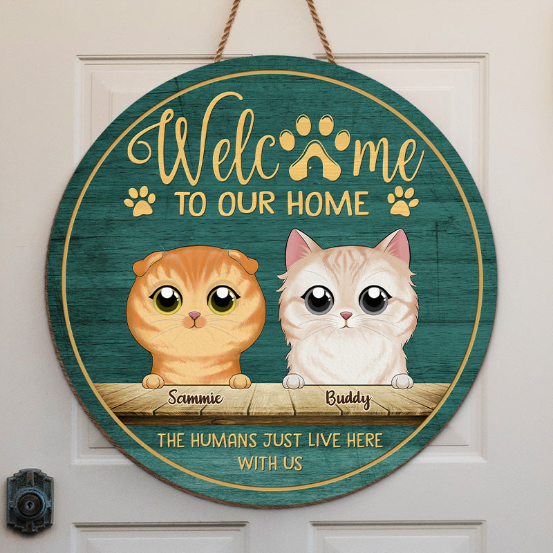 Bienvenue chez moi, les humains vivent ici avec moi - Panneau en bois personnalisé en forme de chat - Cadeau de pendaison de crémaillère pour les propriétaires d'animaux et les amoureux des animaux