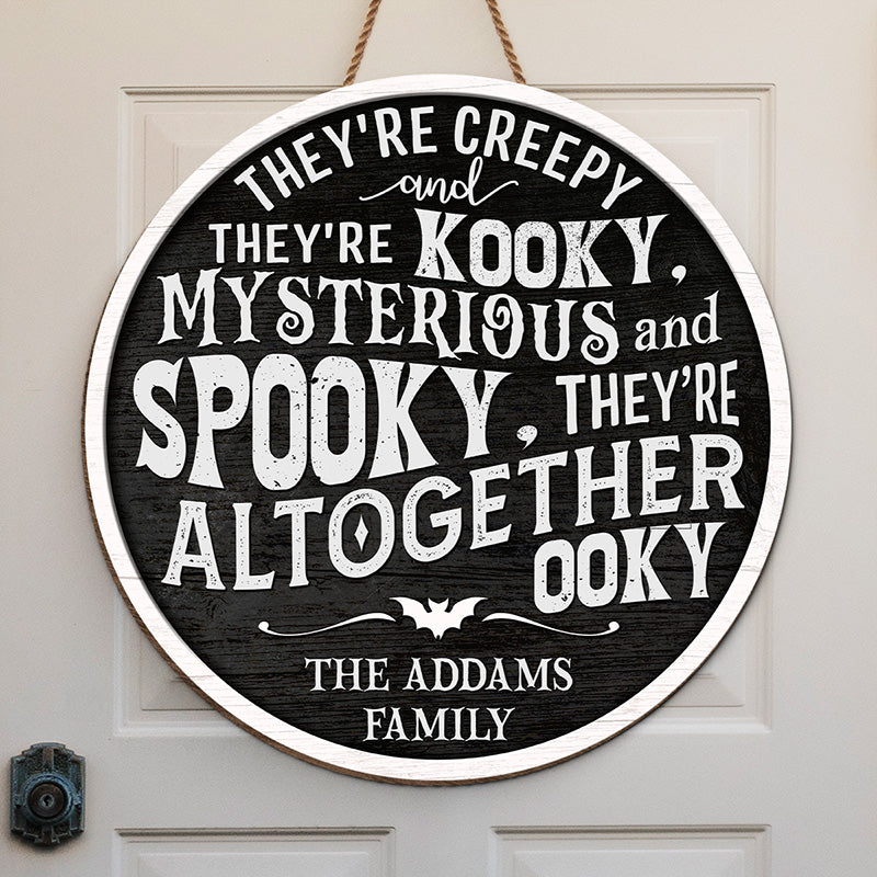Ils sont effrayants, ils sont fous - Panneau en bois rond personnalisé pour la décoration intérieure de la famille - Cadeau d'Halloween pour les membres de la famille