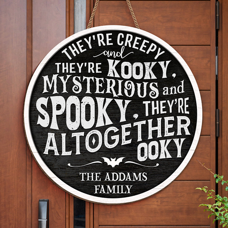 Ils sont effrayants, ils sont fous - Panneau en bois rond personnalisé pour la décoration intérieure de la famille - Cadeau d'Halloween pour les membres de la famille