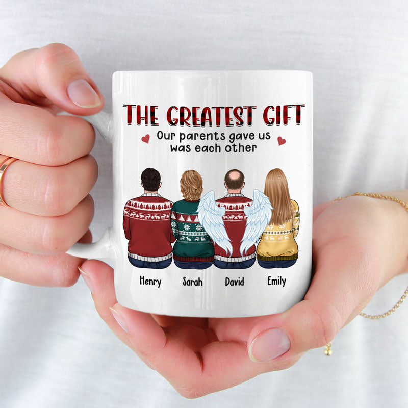 Peut-être à distance, mais jamais au cœur - Tasse personnalisée familiale - Cadeau de Noël pour frères et sœurs