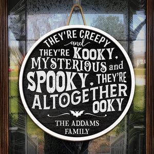 Ils sont effrayants, ils sont fous - Panneau en bois rond personnalisé pour la décoration intérieure de la famille - Cadeau d'Halloween pour les membres de la famille