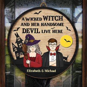 Une méchante sorcière et son beau diable vivent ici - Panneau rond personnalisé en bois pour décoration d'intérieur - Cadeau d'Halloween pour sorcières, mari et femme