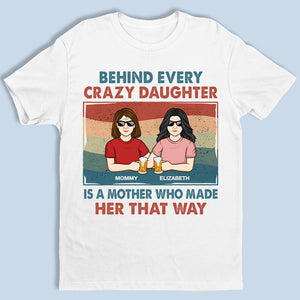 Derrière chaque fille folle se cache sa mère - T-shirt, sweat à capuche et sweat-shirt unisexe personnalisé pour la famille - Cadeau pour maman, grand-mère
