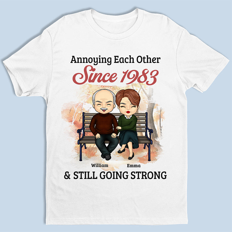 On s'agace et on continue à être forts - T-shirt, sweat à capuche et sweat-shirt unisexe personnalisé pour couple - Cadeau pour mari et femme, anniversaire