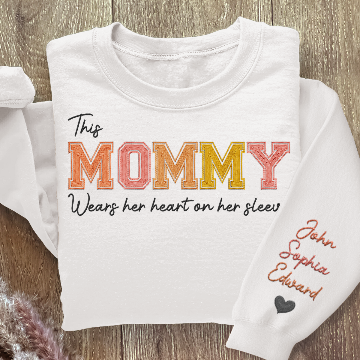 Porte son cœur sur sa manche - Sweat-shirt unisexe brodé personnalisé avec motif sur la manche - Cadeau pour maman, grand-mère
