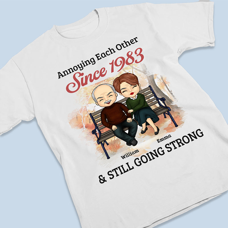 On s'agace et on continue à être forts - T-shirt, sweat à capuche et sweat-shirt unisexe personnalisé pour couple - Cadeau pour mari et femme, anniversaire