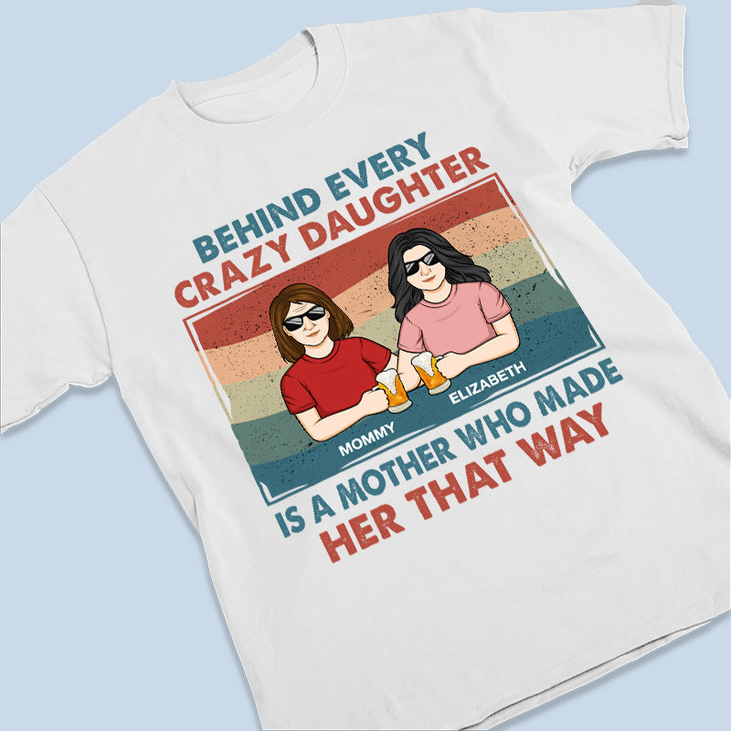 Derrière chaque fille folle se cache sa mère - T-shirt, sweat à capuche et sweat-shirt unisexe personnalisé pour la famille - Cadeau pour maman, grand-mère