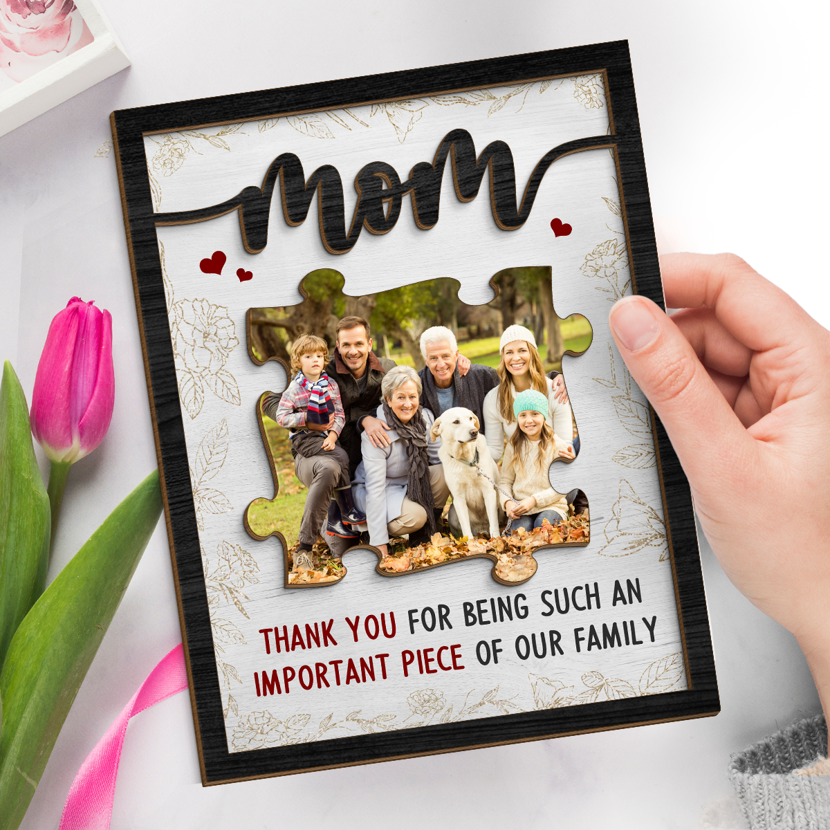 Photo personnalisée : Un élément important de notre famille - Plaque en bois personnalisée à 2 couches avec support - Cadeau de pendaison de crémaillère pour maman et grand-mère