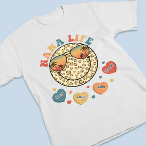 T-shirt, sweat à capuche et sweat-shirt unisexe personnalisé « Grandma Life Smiley Face » - Cadeau d'anniversaire pour maman et grand-mère