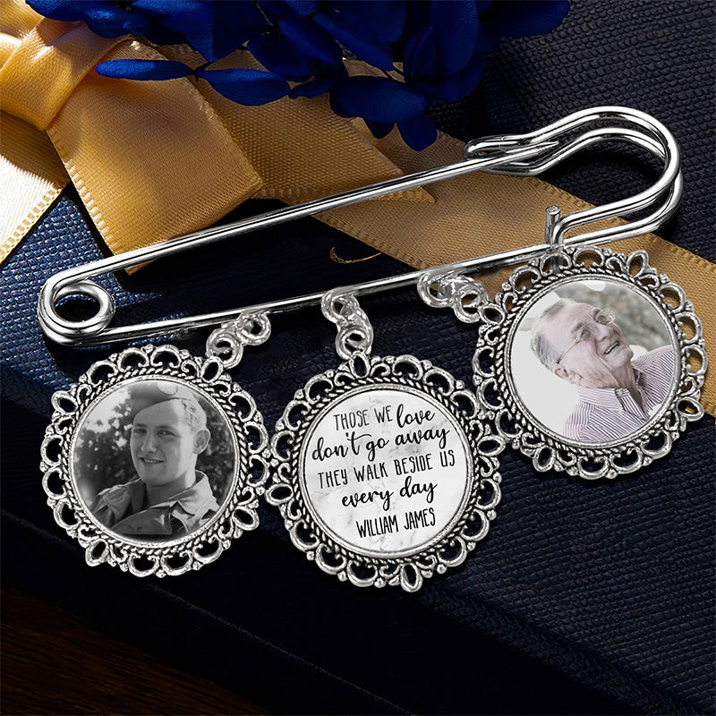 Photo personnalisée « Ils marchent à nos côtés tous les jours » - Broche ronde personnalisée commémorative - Cadeau de condoléances pour les membres de la famille