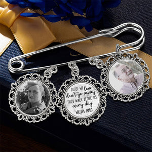 Photo personnalisée « Ils marchent à nos côtés tous les jours » - Broche ronde personnalisée commémorative - Cadeau de condoléances pour les membres de la famille