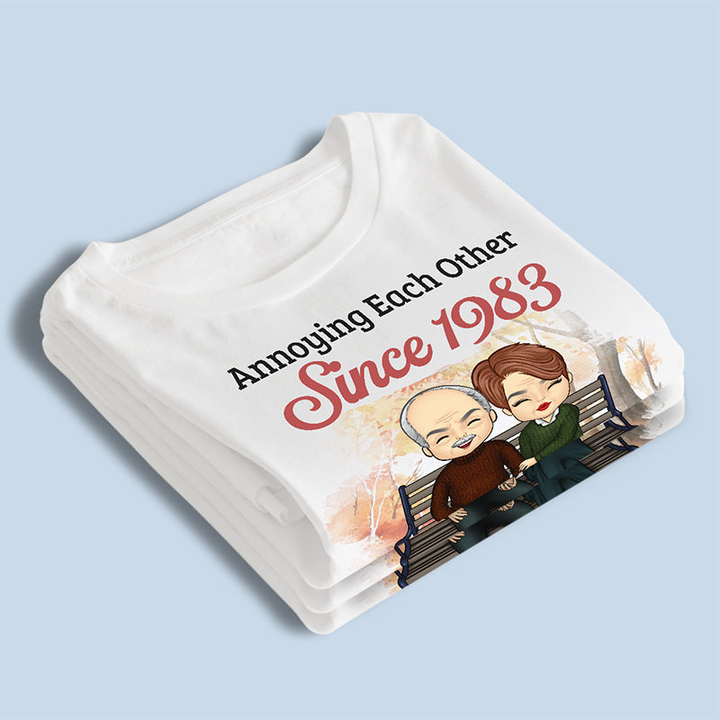 On s'agace et on continue à être forts - T-shirt, sweat à capuche et sweat-shirt unisexe personnalisé pour couple - Cadeau pour mari et femme, anniversaire