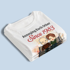 On s'agace et on continue à être forts - T-shirt, sweat à capuche et sweat-shirt unisexe personnalisé pour couple - Cadeau pour mari et femme, anniversaire
