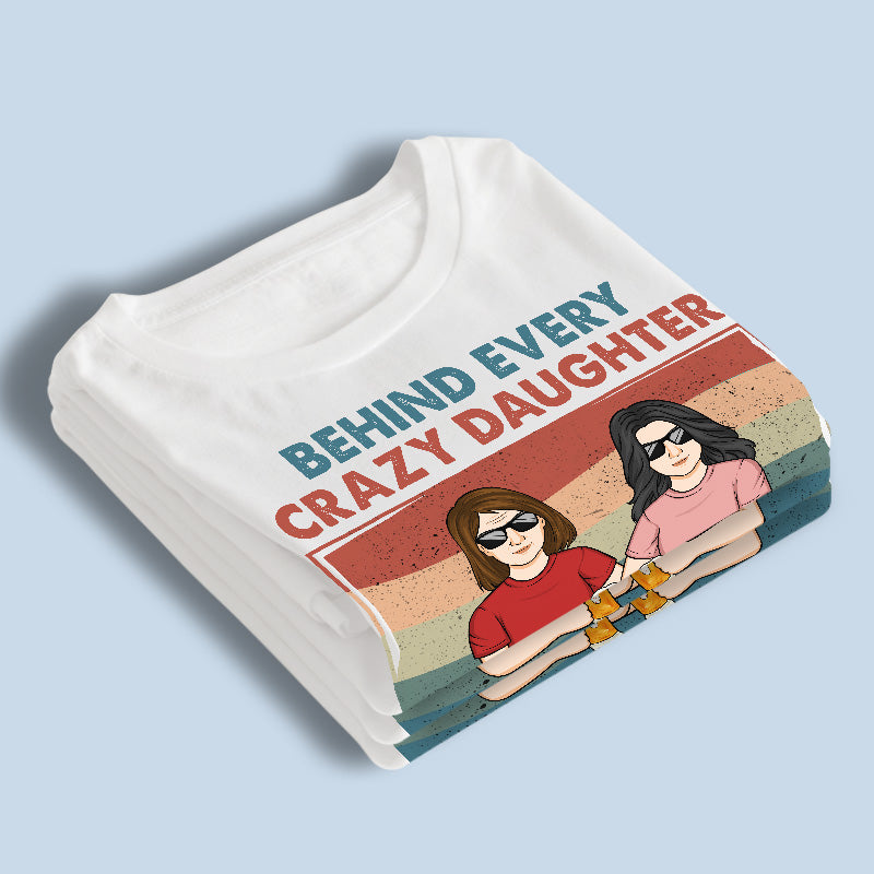 Derrière chaque fille folle se cache sa mère - T-shirt, sweat à capuche et sweat-shirt unisexe personnalisé pour la famille - Cadeau pour maman, grand-mère