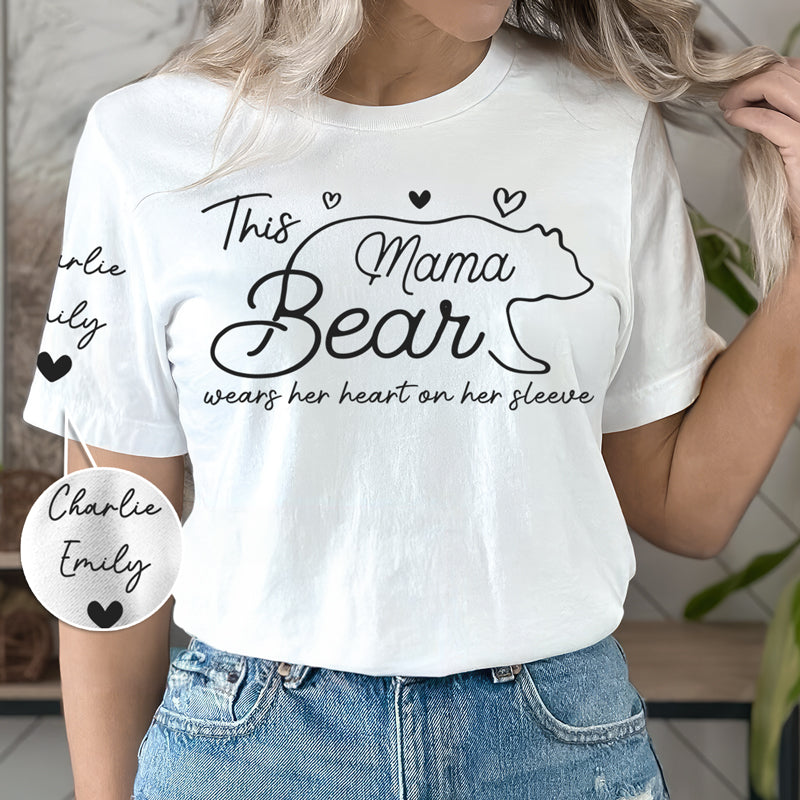 Cette maman ourse porte son cœur sur sa manche - T-shirt unisexe personnalisé avec motif sur la manche - Cadeau pour maman
