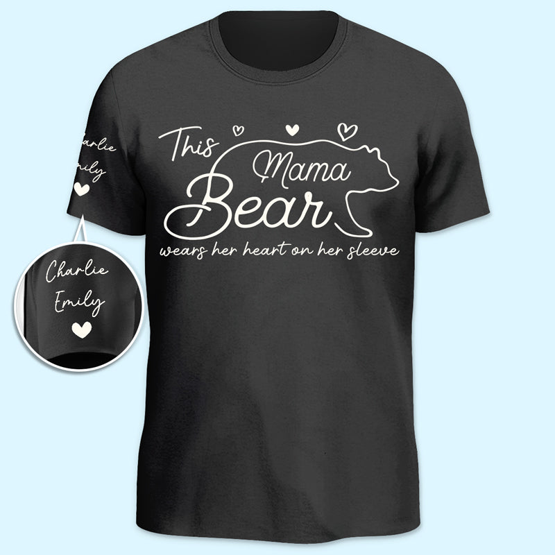 Cette maman ourse porte son cœur sur sa manche - T-shirt unisexe personnalisé avec motif sur la manche - Cadeau pour maman